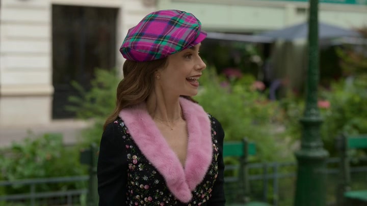 Emily_in_Paris_S02E03_WEBRip_x264-ION10_0148.jpg