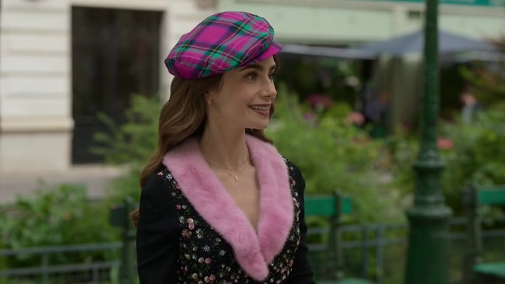 Emily_in_Paris_S02E03_WEBRip_x264-ION10_0149.jpg