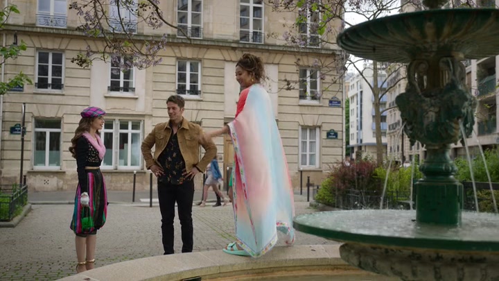 Emily_in_Paris_S02E03_WEBRip_x264-ION10_0154.jpg