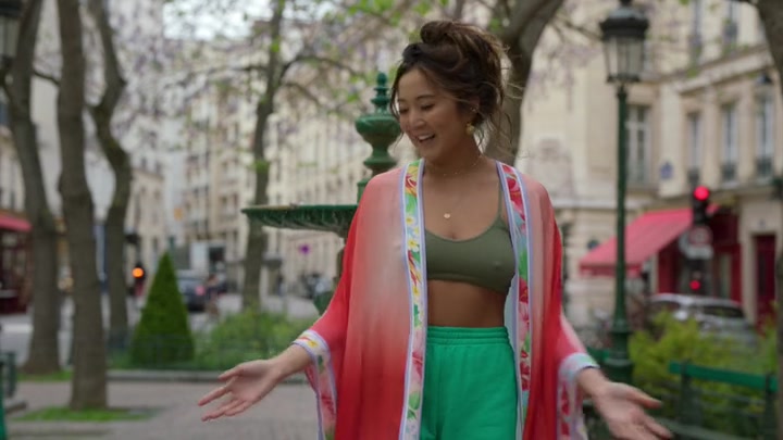 Emily_in_Paris_S02E03_WEBRip_x264-ION10_0157.jpg