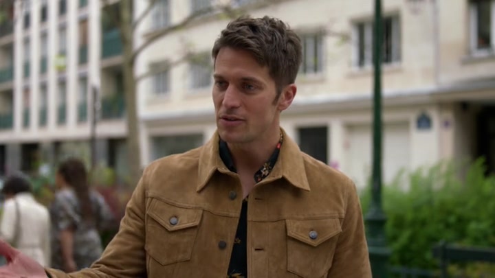 Emily_in_Paris_S02E03_WEBRip_x264-ION10_0172.jpg