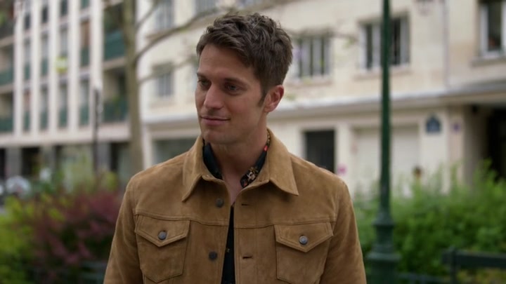 Emily_in_Paris_S02E03_WEBRip_x264-ION10_0175.jpg