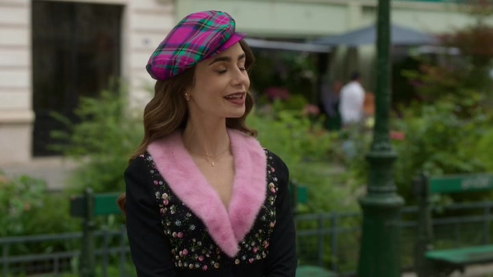 Emily_in_Paris_S02E03_WEBRip_x264-ION10_0176.jpg