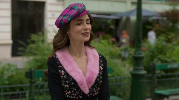 Emily_in_Paris_S02E03_WEBRip_x264-ION10_0178.jpg