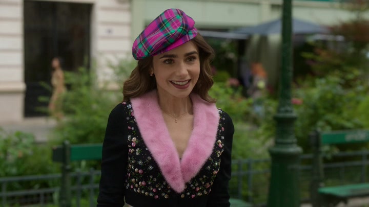 Emily_in_Paris_S02E03_WEBRip_x264-ION10_0183.jpg