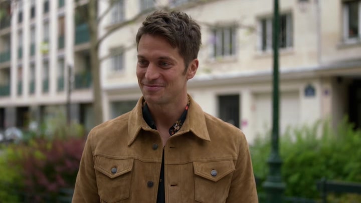 Emily_in_Paris_S02E03_WEBRip_x264-ION10_0187.jpg