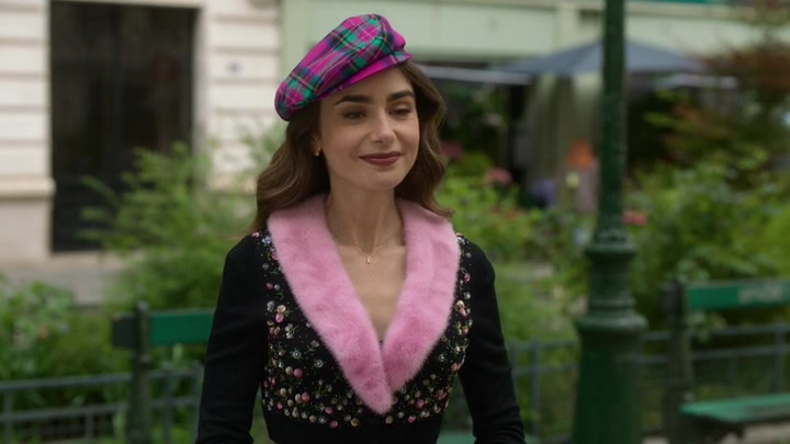 Emily_in_Paris_S02E03_WEBRip_x264-ION10_0190.jpg