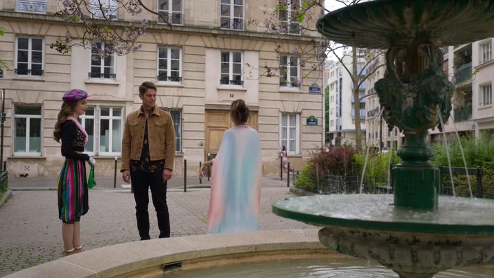 Emily_in_Paris_S02E03_WEBRip_x264-ION10_0199.jpg