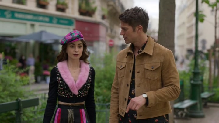 Emily_in_Paris_S02E03_WEBRip_x264-ION10_0219.jpg