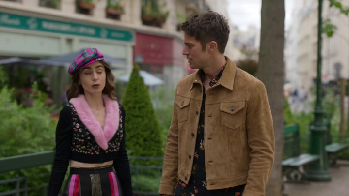Emily_in_Paris_S02E03_WEBRip_x264-ION10_0221.jpg