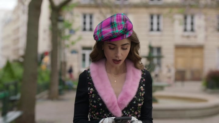 Emily_in_Paris_S02E03_WEBRip_x264-ION10_0287.jpg
