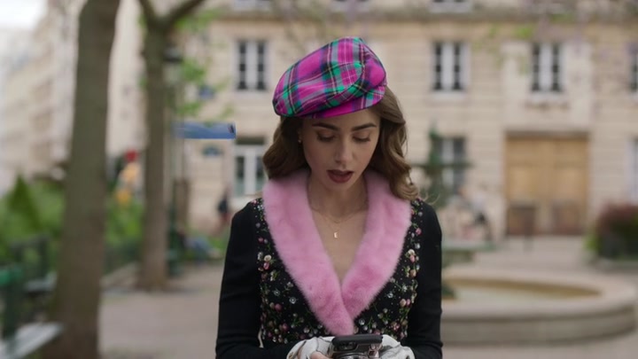 Emily_in_Paris_S02E03_WEBRip_x264-ION10_0288.jpg