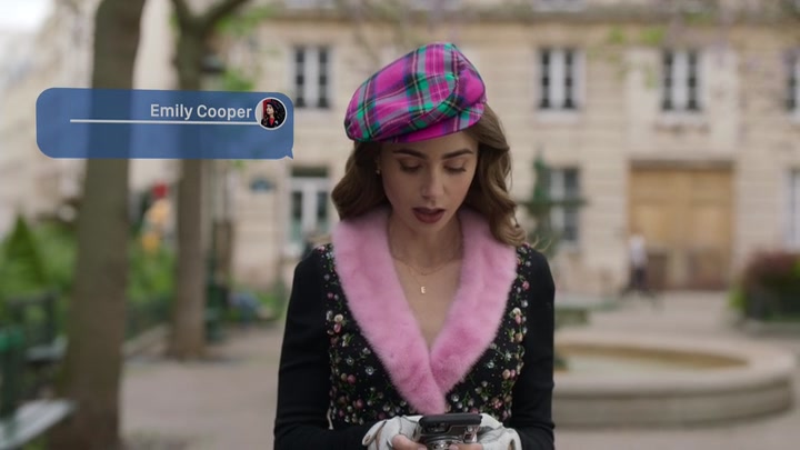 Emily_in_Paris_S02E03_WEBRip_x264-ION10_0289.jpg
