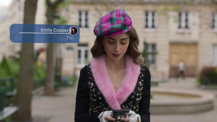 Emily_in_Paris_S02E03_WEBRip_x264-ION10_0290.jpg