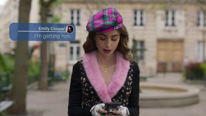Emily_in_Paris_S02E03_WEBRip_x264-ION10_0292.jpg