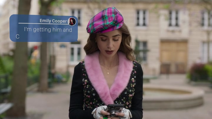 Emily_in_Paris_S02E03_WEBRip_x264-ION10_0293.jpg