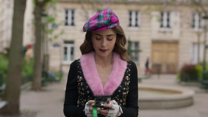 Emily_in_Paris_S02E03_WEBRip_x264-ION10_0298.jpg