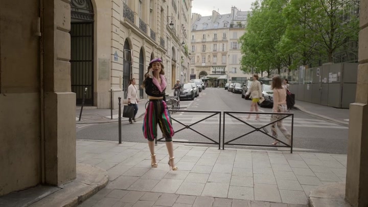 Emily_in_Paris_S02E03_WEBRip_x264-ION10_0309.jpg