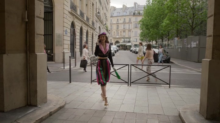 Emily_in_Paris_S02E03_WEBRip_x264-ION10_0310.jpg