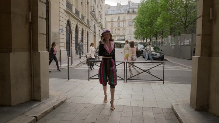 Emily_in_Paris_S02E03_WEBRip_x264-ION10_0311.jpg