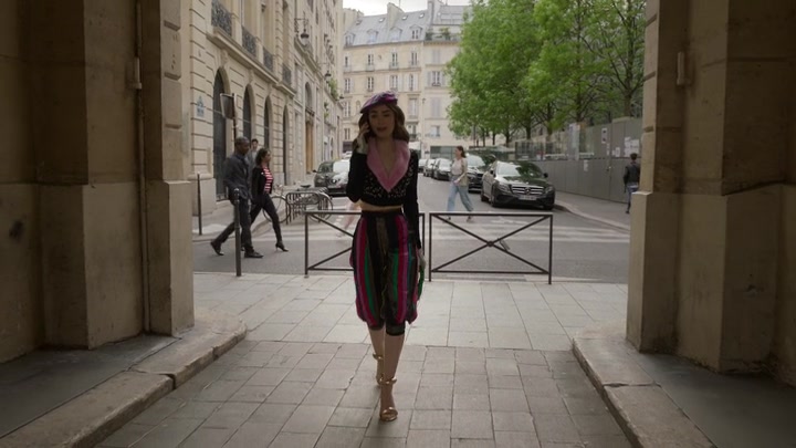 Emily_in_Paris_S02E03_WEBRip_x264-ION10_0313.jpg
