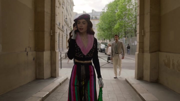 Emily_in_Paris_S02E03_WEBRip_x264-ION10_0324.jpg