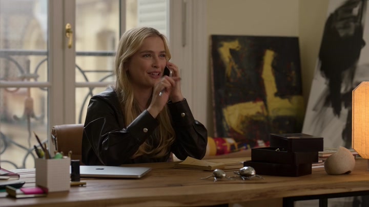 Emily_in_Paris_S02E03_WEBRip_x264-ION10_0331.jpg