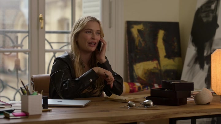 Emily_in_Paris_S02E03_WEBRip_x264-ION10_0334.jpg