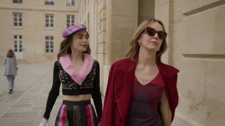 Emily_in_Paris_S02E03_WEBRip_x264-ION10_0343.jpg