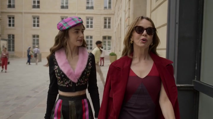 Emily_in_Paris_S02E03_WEBRip_x264-ION10_0346.jpg