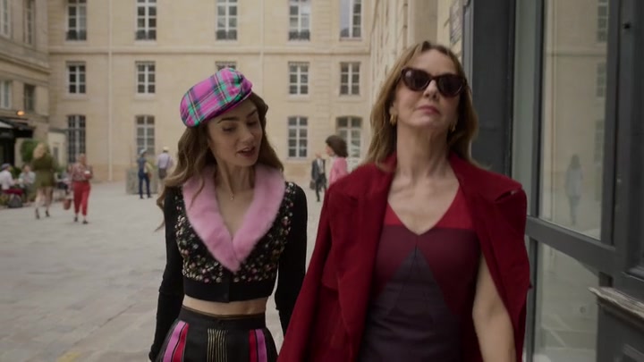 Emily_in_Paris_S02E03_WEBRip_x264-ION10_0348.jpg