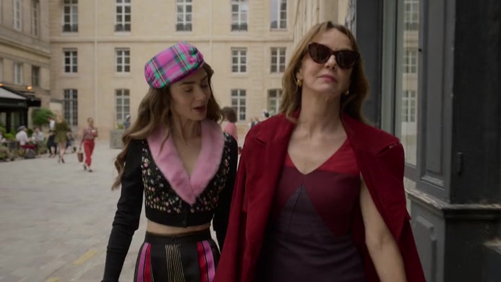 Emily_in_Paris_S02E03_WEBRip_x264-ION10_0349.jpg