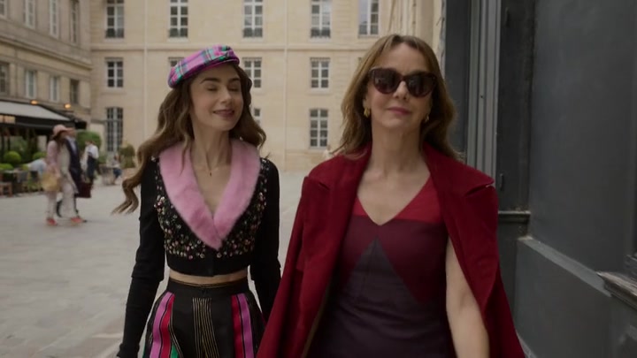 Emily_in_Paris_S02E03_WEBRip_x264-ION10_0351.jpg