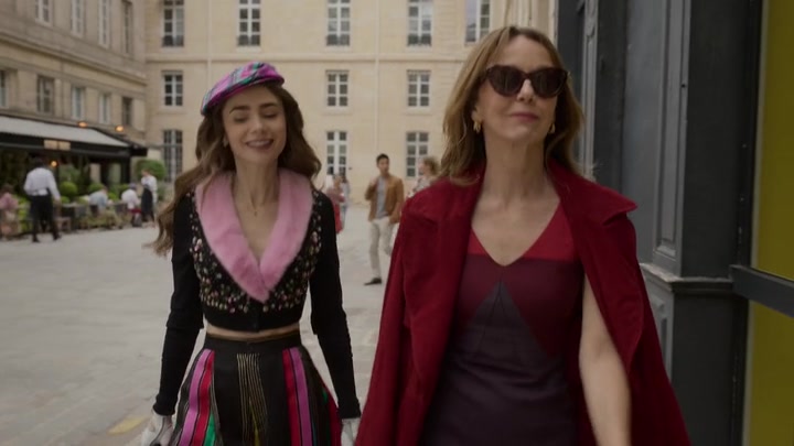 Emily_in_Paris_S02E03_WEBRip_x264-ION10_0353.jpg
