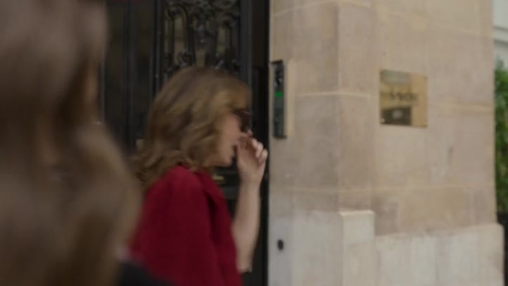 Emily_in_Paris_S02E03_WEBRip_x264-ION10_0354.jpg