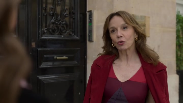 Emily_in_Paris_S02E03_WEBRip_x264-ION10_0360.jpg