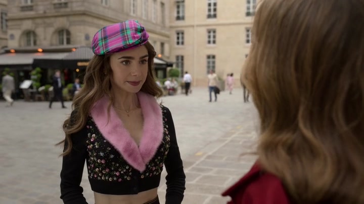 Emily_in_Paris_S02E03_WEBRip_x264-ION10_0363.jpg