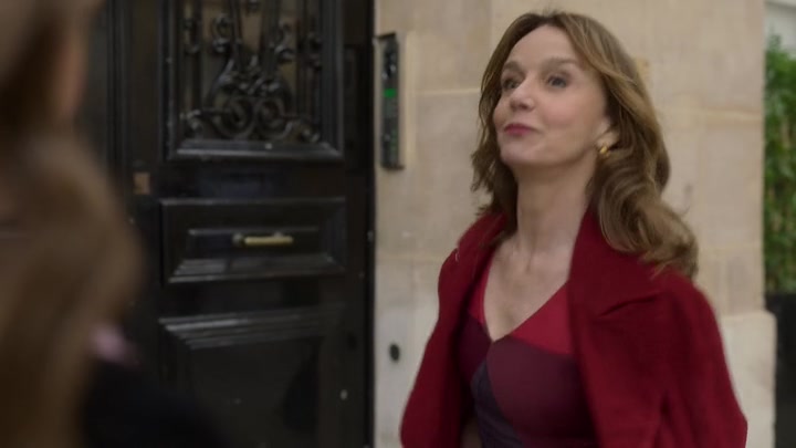 Emily_in_Paris_S02E03_WEBRip_x264-ION10_0367.jpg