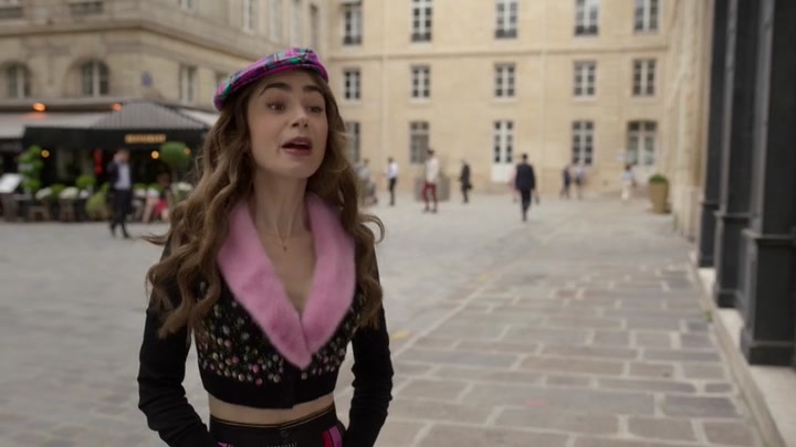 Emily_in_Paris_S02E03_WEBRip_x264-ION10_0369.jpg