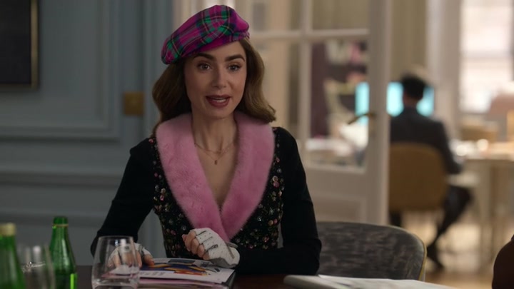 Emily_in_Paris_S02E03_WEBRip_x264-ION10_0380.jpg