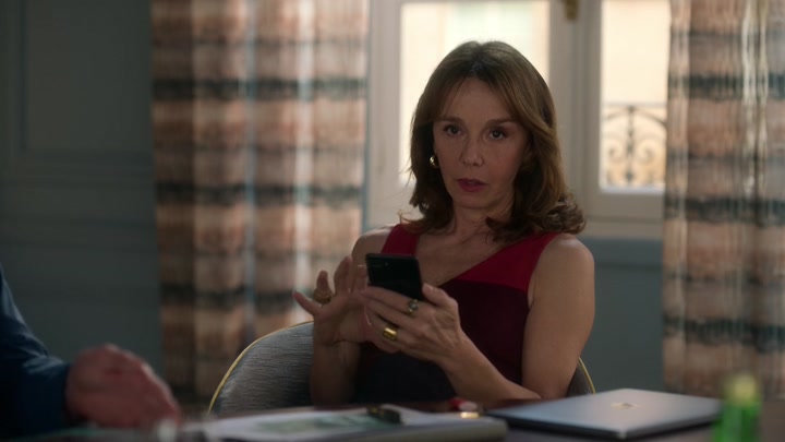 Emily_in_Paris_S02E03_WEBRip_x264-ION10_0390.jpg
