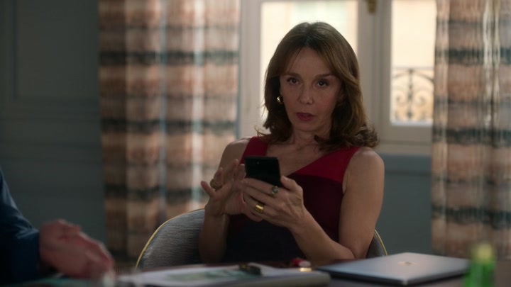 Emily_in_Paris_S02E03_WEBRip_x264-ION10_0391.jpg