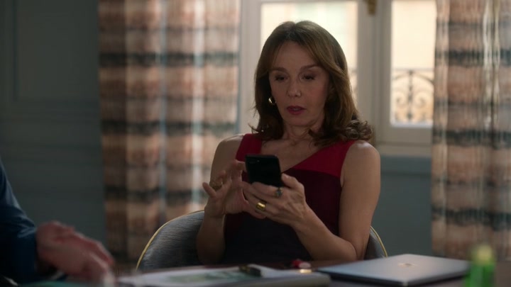 Emily_in_Paris_S02E03_WEBRip_x264-ION10_0392.jpg