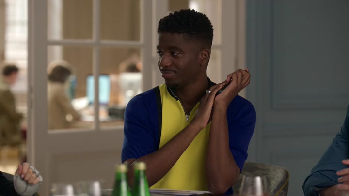 Emily_in_Paris_S02E03_WEBRip_x264-ION10_0399.jpg