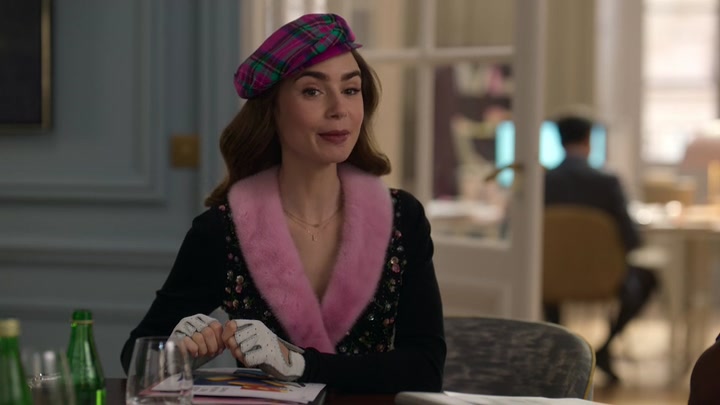 Emily_in_Paris_S02E03_WEBRip_x264-ION10_0404.jpg