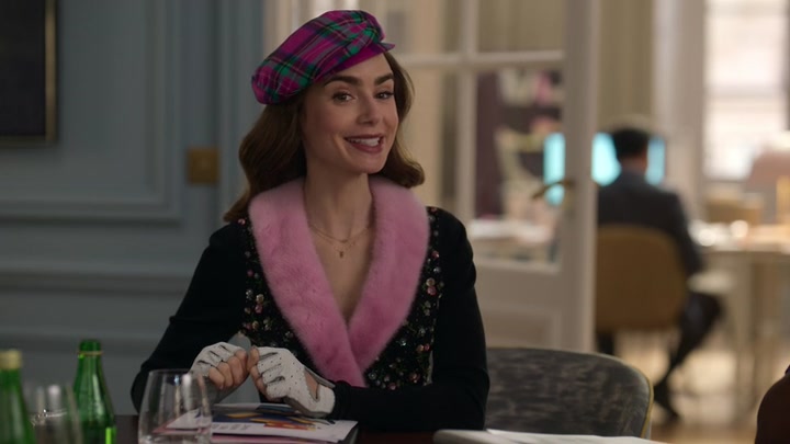 Emily_in_Paris_S02E03_WEBRip_x264-ION10_0405.jpg