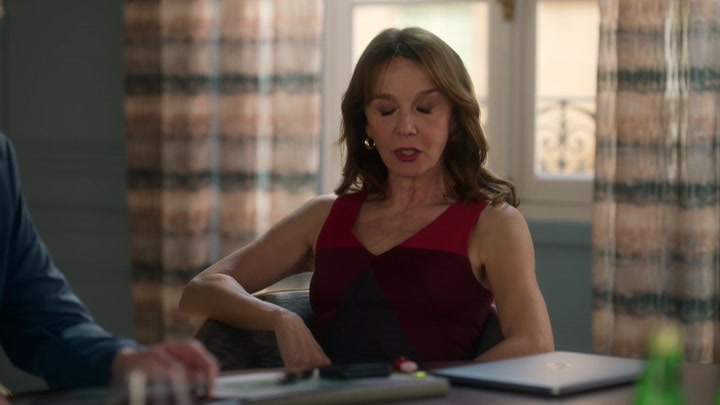 Emily_in_Paris_S02E03_WEBRip_x264-ION10_0425.jpg