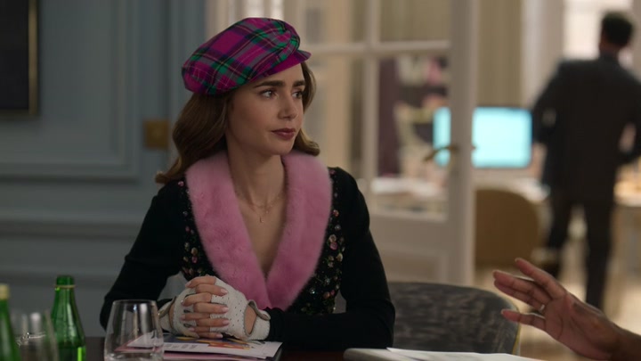 Emily_in_Paris_S02E03_WEBRip_x264-ION10_0454.jpg