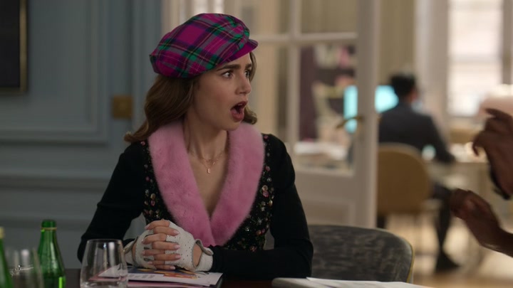 Emily_in_Paris_S02E03_WEBRip_x264-ION10_0465.jpg