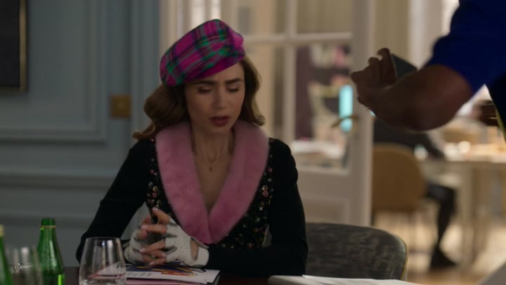 Emily_in_Paris_S02E03_WEBRip_x264-ION10_0466.jpg